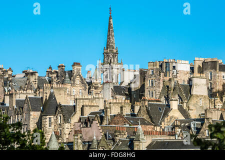 Aperçu de l'Tron Kirk tower et les toits de maisons à Édimbourg, en Écosse. Banque D'Images