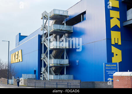 Ikea Ashton-under-Lyne store exterior copyspace jaune bleu grand logo devant personne promenade sentier de marche de trottoir f Banque D'Images