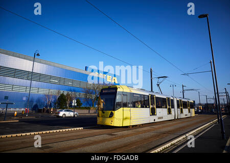 Ikea Ashton-under-Lyne boutique avec un tramway Metrolink Tram Metrolink passage rapide de transport en commun par train léger mode unités Banque D'Images