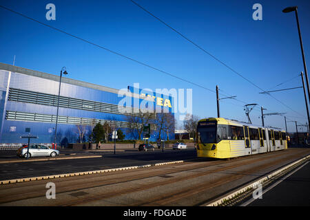 Ikea Ashton-under-Lyne boutique avec un tramway Metrolink Tram Metrolink passage rapide de transport en commun par train léger mode unités Banque D'Images