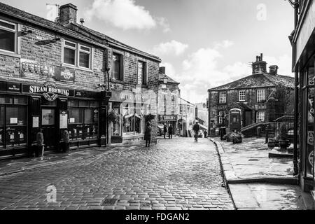 La rue principale dans le village de Keighley, West Yorkshire, England, UK Banque D'Images