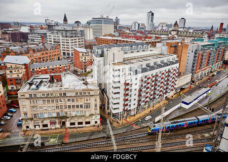 Local Manchester Northern Rail dessert la gare ferroviaire Manchester Oxford Road sur une journée humide humide pluie hi suit Banque D'Images