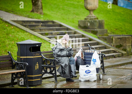 Buxton, principale rue commerçante Spring Gardens un mélange d'indépendants et chaînes de magasins UK Grande-bretagne British Royaume-Uni Zone euro Banque D'Images