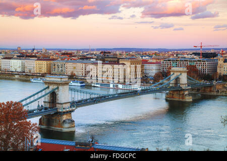 Aperçu de Budapest avec le Pont des chaînes Széchenyi à Budapest au coucher du soleil Banque D'Images