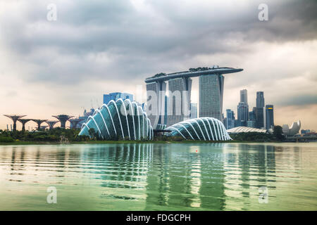 Quartier financier de Singapour à l'heure du coucher de soleil. Banque D'Images