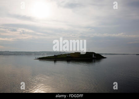 L'île Georges sur un matin brumeux dans la baie d'Halifax, au Canada. Banque D'Images