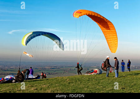 Parapentes au Westbury White Horse, Wiltshire, Royaume-Uni. Banque D'Images