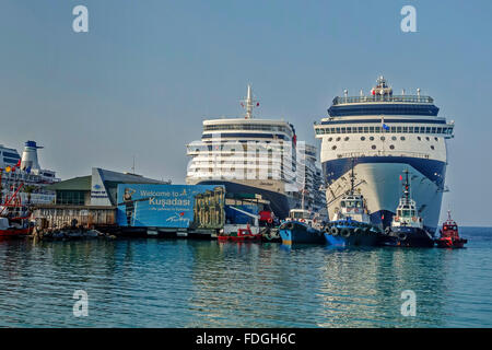 Les navires de croisière dans le port Kusadasi Turquie Banque D'Images