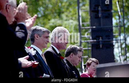 Washington, DC., USA, 15 mai 1995, le Président William Clinton, assiste à l'Assemblée Monument commémoratif de la Police de Capitol Hill. À côté de lui, c'est Robert Rubin, le secrétaire au Trésor. Credit : Mark Reinstein Banque D'Images