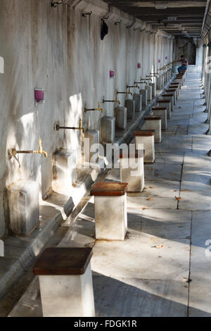 Fontaines ou robinets pour ablutions la prière dans la Mosquée de Suleymaniye ( bleu ) ,Istanbul Banque D'Images