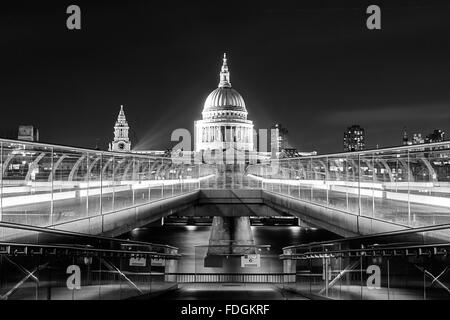 La Cathédrale St Paul et la City de Londres à partir de la rive sud de la Tamise près du Millennium Bridge (le pont Wobbly) Banque D'Images
