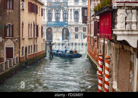 Transport avec de petits bateaux sur les canaux de Venise Italie Banque D'Images