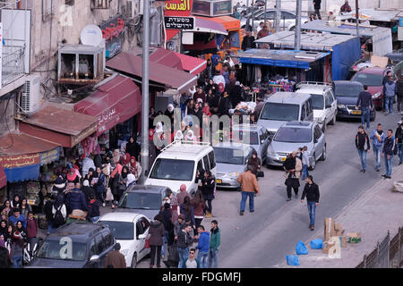 Piétons palestiniens marchant le long de la rue commerciale Sultan Suleiman à Jérusalem-est Israël Banque D'Images