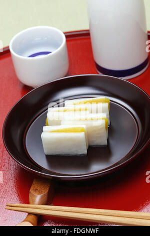 Poutargue, daikon karasumi avec radis, amuse-gueule pour le vin de riz, la cuisine japonaise Banque D'Images