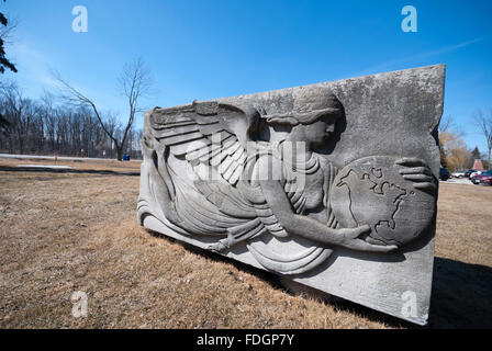 L'un des nombreux bas-relief pièces sauvées de bâtiments historique de Toronto au motif de la Guild Inn en Ontario Canada Banque D'Images