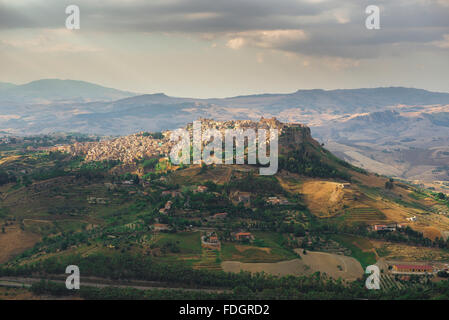 Paysage sicilien, vue aérienne de la ville historique de Calascibetta, au sommet d'une colline, dans le centre de la Sicile. Banque D'Images