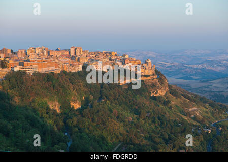 Paysage de la Sicile, vue sur le lever du soleil sur la ville historique d'Enna - une grande ville colline située au centre de l'île de Sicile. Banque D'Images