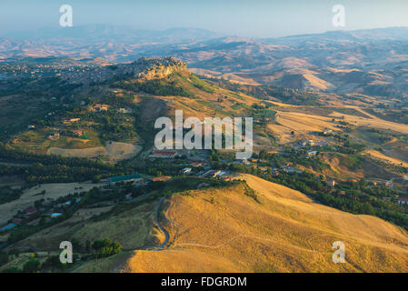 Sicile campagne, vue aérienne en été du paysage accidenté autour de la ville de Calascibetta situé au centre de l'île de Sicile. Banque D'Images