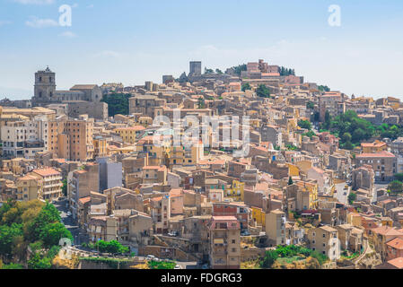 Enna Sicile, vue aérienne de la ville historique d'Enna - situé sur le point le plus élevé au milieu de l'île de Sicile. Banque D'Images