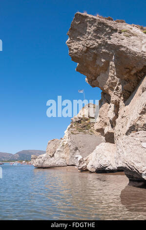 Sur le glissement de roches sur la plage de Kalamaki Zakynthos, Grèce Banque D'Images