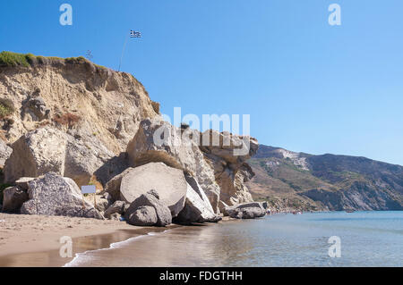 Sur le glissement de roches sur la plage de Kalamaki Zakynthos, Grèce Banque D'Images