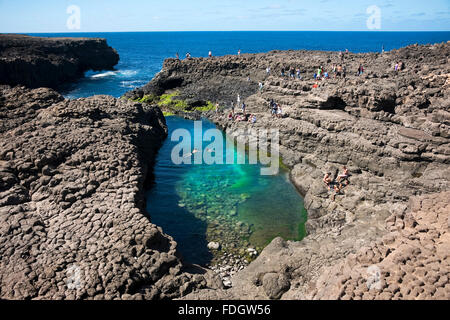 Vue horizontale de touristes nageant dans la lagune à Olho Azul, l'Œil bleu à Buracona. Banque D'Images