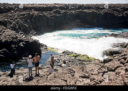 Vue horizontale de touristes nageant dans la lagune à Olho Azul, l'Œil bleu à Buracona Banque D'Images