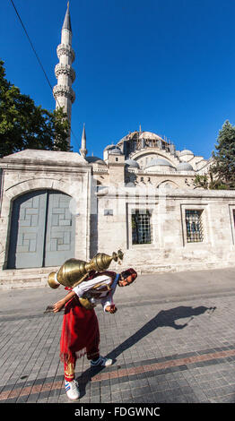 Vendeur d'eau traditionnel habillé en face de Soliman, Istanbul, Turquie. Banque D'Images