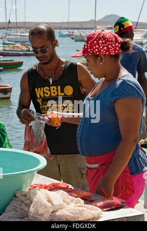 Portrait d'une verticale Cape Verdean woman locaux vendant du poisson sur le quai à Palmeira sur le Cap Vert. Banque D'Images