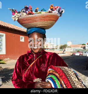 Portrait d'un carré Cape Verdean woman locaux vendant des souvenirs à partir d'un panier en équilibre sur sa tête au Cap Vert. Banque D'Images