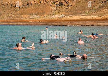Vue horizontale de touristes flottant dans le cratère du sel sur le Sal, au Cap Vert. Banque D'Images