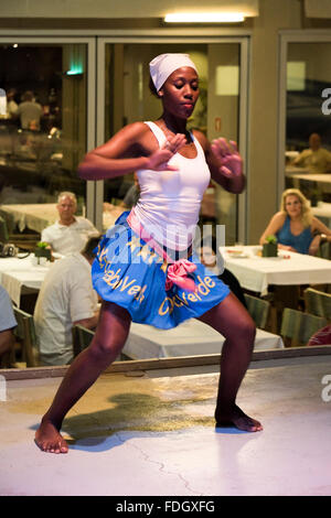 Portrait vertical de Cape Verdean woman dancing folklore traditionnel au Cap Vert. Banque D'Images