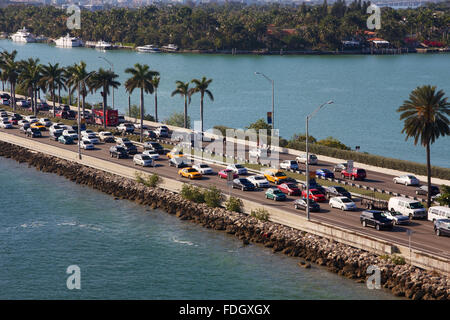 Embouteillage sur l'autoroute un barrage dans Miami, FL, USA. Banque D'Images