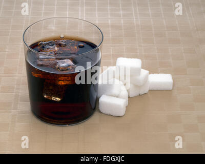 Le sucre, les calories dans les boissons gazeuses, le cola. Banque D'Images