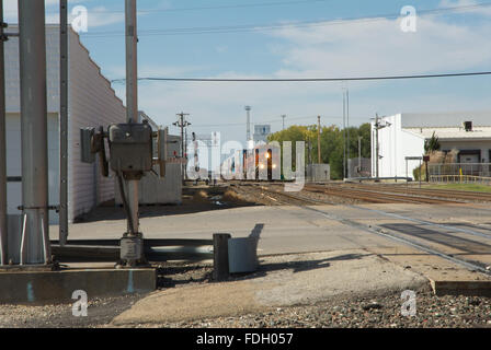 Emporia, Kansas, États-Unis, 20 octobre 2013. La Burlington Northern Santa Fe train dans Emporia, aujourd'hui. Au croisement de la 3e et la partie du centre-ville Emporia. La BNSF Railway est le deuxième plus grand réseau ferroviaire de fret en Amérique du Nord, deuxième à l'Union Pacific Railroad (son principal concurrent pour le fret de l'ouest des États-Unis), et est l'un des sept chemins de fer de classe 1 en Amérique du Nord. Il y a trois itinéraires transcontinentaux qui offrent des liaisons à haut débit entre l'ouest et l'Est des États-Unis. Les trains de BNSF a parcouru plus de 169 millions de kilomètres en 2010 Credit : Mark Reinstein Banque D'Images