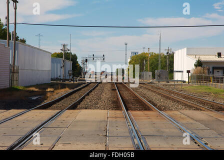 Emporia, Kansas, États-Unis, 20 octobre 2013. La Burlington Northern Santa Fe Railroad tracks in Emporia, Kansas. Au croisement du droit commercial et 3ème. Qui est la partie du centre-ville Emporia.la BNSF Railway est le deuxième plus grand réseau ferroviaire de fret en Amérique du Nord, deuxième à l'Union Pacific Railroad (son principal concurrent pour le fret de l'ouest des États-Unis), et est l'un des sept chemins de fer de classe 1 en Amérique du Nord. Il y a trois itinéraires transcontinentaux qui offrent des liaisons à haut débit entre l'ouest et l'Est des États-Unis. Les trains de BNSF a parcouru plus de 169 millions de kilomètres en 2010 Credit : Mark Reinstein Banque D'Images