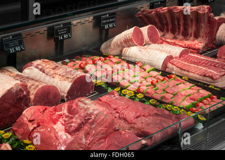 La viande de boeuf affichée sur l'étal du boucher (France). Un comptoir de viandes de boucherie dans une boutique. Banque D'Images