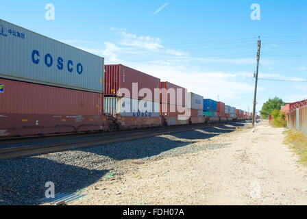 Emporia, Kansas, États-Unis, 20 octobre 2013. La Burlington Northern Santa Fe train dans Emporia Kansas aujourd'hui. Au croisement de la rue Union et 3ème. La BNSF Railway est le deuxième plus grand réseau ferroviaire de fret en Amérique du Nord, deuxième à l'Union Pacific Railroad (son principal concurrent pour le fret de l'ouest des États-Unis), et est l'un des sept chemins de fer de classe 1 en Amérique du Nord. Il y a trois itinéraires transcontinentaux qui offrent des liaisons à haut débit entre l'ouest et l'Est des États-Unis. Les trains de BNSF a parcouru plus de 169 millions de kilomètres en 2010 Credit : Mark Reinstein Banque D'Images