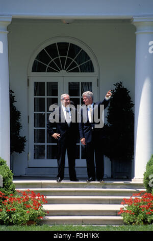Washington, DC., USA, 9 juillet 1996, le Président William Clinton, fait remarquer au premier ministre israélien Benyamin Netanyhu résidence l'étage de la Maison Blanche. En l'état en haut des marches menant dans le jardin de roses. Credit : Mark Reinstein Banque D'Images