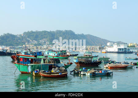 Cheung Chau sur la mer à Hong Kong, avec les bateaux de pêche comme arrière-plan. Banque D'Images