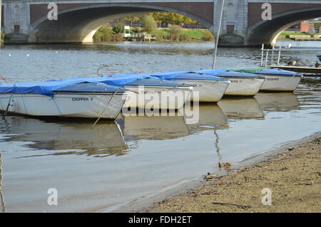 Les petits bateaux en location sur la Tamise, photo prise à proximité de Hampton Court Bridge au printemps 2015. Banque D'Images