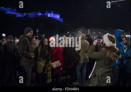 Partie publique sur Princess Street avant minuit dans le cadre de la célébrations Hogmanay à Édimbourg pour 2016 comprend : partie où écrous : Edinburgh, Royaume-Uni Quand : 31 déc 2015 Banque D'Images