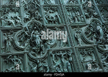 Porte de bronze de la principale cathédrale de Milan (Duomo di Milano) conçu par le sculpteur italien Ludovico Pogliaghi à Milan, Italie. Le b Banque D'Images