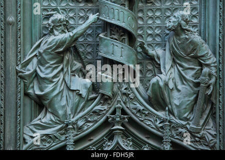 Saint Joseph et du roi David. Détail de la porte de bronze de la principale cathédrale de Milan (Duomo di Milano) à Milan, Italie. Le bronze Banque D'Images