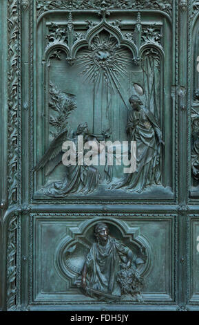 De l'Annonciation. Détail de la porte de bronze de la principale cathédrale de Milan (Duomo di Milano) à Milan, Italie. La porte de bronze a été desig Banque D'Images