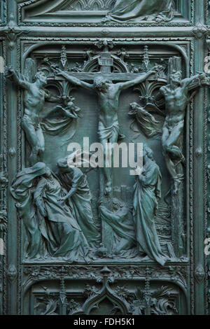 Crucifixion. Détail de la porte de bronze de la principale cathédrale de Milan (Duomo di Milano) à Milan, Italie. La porte de bronze a été conçu Banque D'Images
