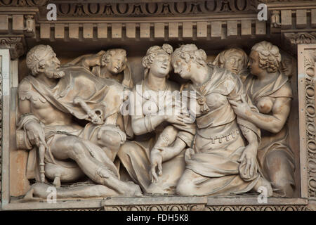 Esther et le roi Assuérus. En relief (1629) par le sculpteur italien Giovanni Battista Crespi dit Il Cerano sur la façade principale Banque D'Images