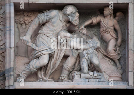 Sacrifice d'Isaac. En relief par le sculpteur Gaspare Vismara sur la façade principale de la cathédrale de Milan (Duomo di Milano Banque D'Images