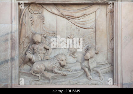 Discours du trône de Dieu et quatre êtres vivants. En relief sur la façade principale de la cathédrale de Milan (Duomo di Milano) de Milan, Lom Banque D'Images