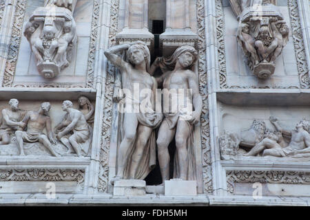 Les atlantes soutenant la façade principale de la cathédrale de Milan (Duomo di Milano) à Milan, Lombardie, Italie. En soulage les depictin Banque D'Images